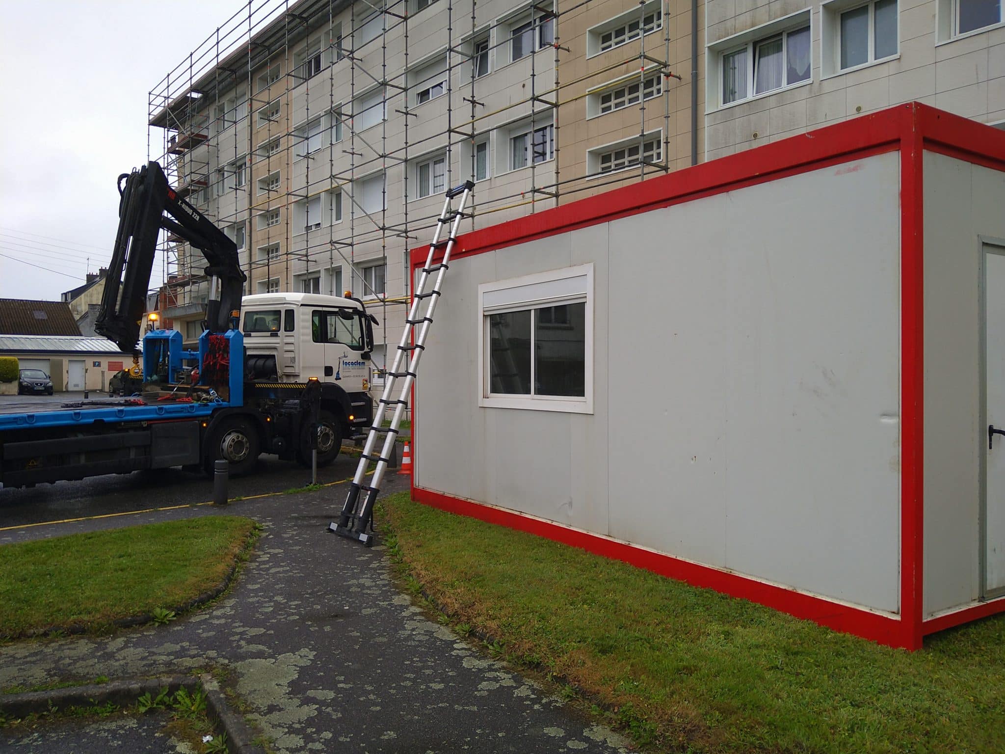 DSC_0214 Bungalow gris et rouge installé sur un chantier