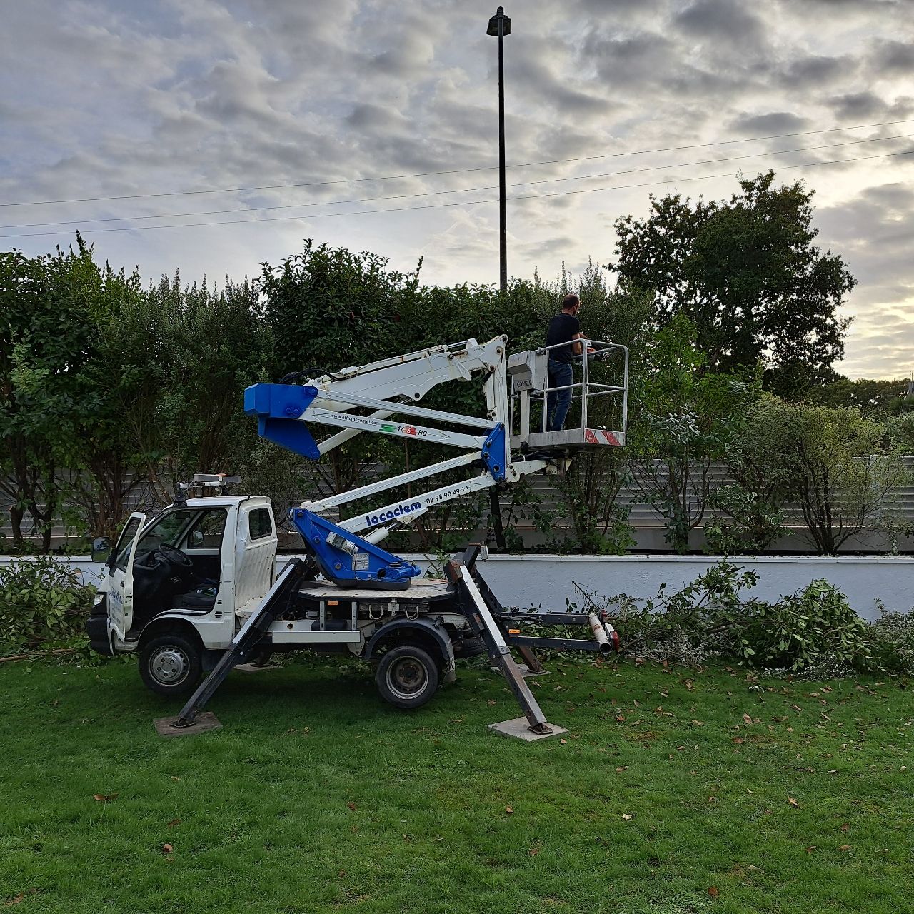 Camion nacelle Locaclem pour la pose des décorations de Noël à Locronan (29)
