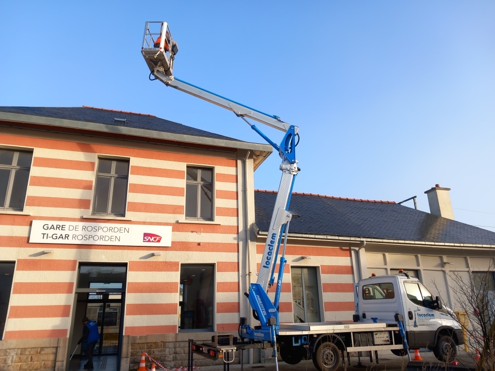 Photo camion nacelle SNCF Chantier à la gare SNCF
